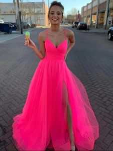 Linia V Neck gorący różowy tiul suknie balowe długie paski Spaghetti formalna suknia wieczorowa na przyjęcie seksowne rozcięcie sukienki na studniówkę