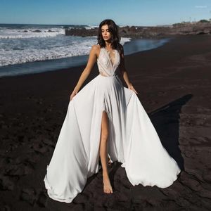 Br￶llopskl￤nning Boho Deep V-Neck-kl￤nningar f￶r Bride Beach Chiffon Side Slitsapplikationer ￤rml￶sa svept￥g backless vita brudkl￤nningar