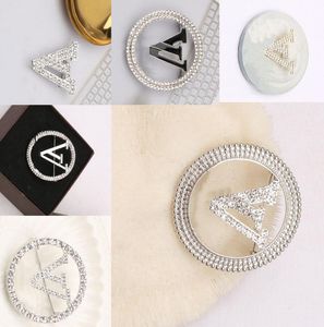 14estilo Marca Designer Broches com Letra em V Feminino Luxo Strass Crystal Pearl Broche Terno Laple Pin Metal Moda Jóias Acessórios