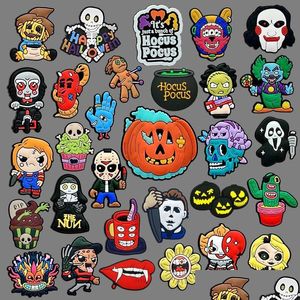 Sko delar tillbehör halloween moq 1000pcs grossist croc charms 2d mjuk pvc hemska filmer spänne spännen dekorationer passar kid br dhnvw