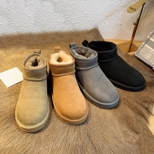 Klassische Ultra-Mini-Stiefel für Damen, Schneestiefel, Plateau-Hausschuhe, Knopf, mattes Fell, Wildleder, Schaffell, Wollmischung, Komfort, Winter, Herbst, Designer-Knöchel