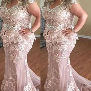 Plus Size Mother Of The Bride Dresses Slim Fit V-Neck Mermaid Lace Wedding Party Gowns Sweep Train Short Sleeves Pearls Beaded Appliqued Long Prom Evening Dress 2023