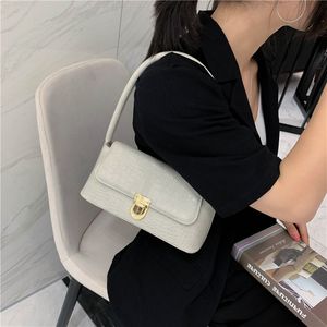 Bolsas de noite de bolsa de axila textura francesa 2021 Trendência da moda Retro Patent Coather Design feminino Baguete de ombro único feminino