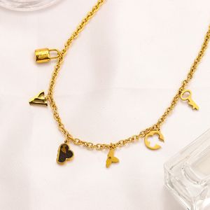 Colar com Pingente de Letra Banhado a Ouro 18k Clássico Amantes do Amor Colar de Trevo de Quatro Folhas Colar de Casamento de Couro Luxuoso Presente Popular Acessórios para Casais High Sense