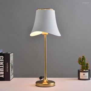 Lampade da tavolo Lampada moderna LED E27 Lettura in metallo per camera da letto Comodino Studio Soggiorno Decorazioni per la casa Luci notturne da scrivania Rosso