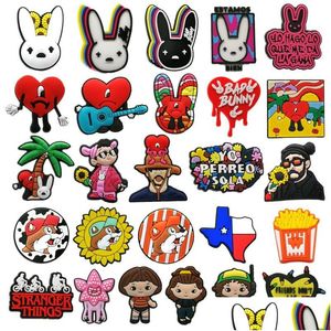 Аксуары для обуви Moq 50ps Bad Bunny Texas Croc Charm 2d мягкий ПВХ Jibz Charms Trend Clog Gugles Украшения подходят для мужчин Dhjf8