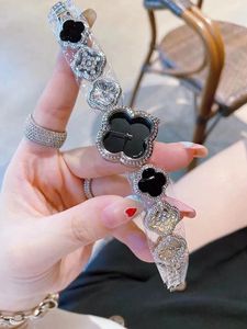 Klassisk designer klockor 2024 Nya damer Clover Watch Three Hands Quartz Top Luxury Steel Strap Fashion Accessories Jewellery Van
