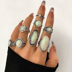 Gli anelli di colore argento antico vintage impostano la pietra di cristallo opale colorato intagliata per i gioielli bohémien degli uomini delle donne