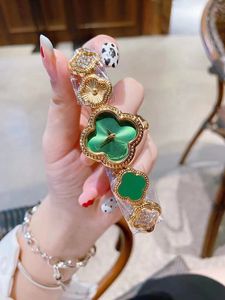 Armbandsur för 2023 nya kvinnors klockor tre ES Quartz Watch Top Brand Steel Belt Lady Accessories Four-Leaf Clover Shape Fashion Van