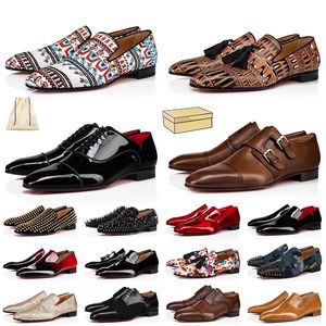 Ein roter, männlicher Smoking, spitze, schwarze Niete, Red Bottom glänzende, Christian freie Schuhe, schicke Sportschuhe, Hochzeitsschuhe.