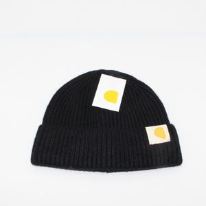 Düz renkli sıcak örme şapka erkek kadın tasarımcısı Beanie şapkaları kış sonbahar hip hop kafatası kapağı sokak unisex kapağı