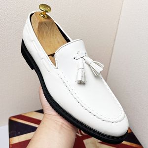 Sapatos de Couro Novos Mens Luxo Designer Britânico Gentleman Borlas Sapatos de Couro Masculino Branco Vestido de Boas-Vindas Festa de Casamento Baile de Negócios Mocassins