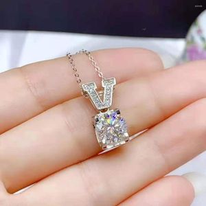 Zincirler Diamond Testi Mükemmel Kesim 1CT Moissanite S925 STERLING Gümüş V şeklinde Bull Head Kolye Yemeği Partisi Mücevherat