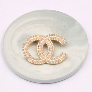 Hurtownia luksusowa marka projektant litera Pins 5a broszki kobiety 100 -styl kryształowy perłowy dhinestone cape klamra broszka garnitur pin przyjęcie weselne Prezenty kidenlry prezenty