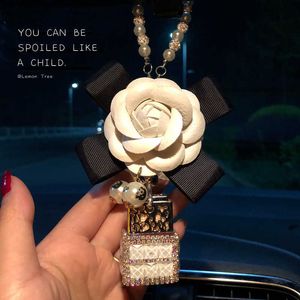 Decorações de interiores encantando strass bling camélia espelhos de carro pendurado ornamentos pendurados pendentes de perfume de carros de cristal de diamante meninas t22121215