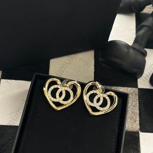 Stud lüks elmas harfler aşk küpe tasarımcısı mücevher moda altın kalp saplamaları çiftler düğün kış küpeleri c 925 gümüş saplama wi