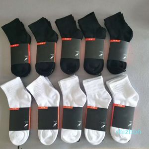 Neue Art und Weise Männer Socken Frauen hochwertige Baumwolle klassische Knöchel Brief atmungsaktive Schwarz-Weiß-Mischung Fußball Basketball Sport Socke hohe Qualität