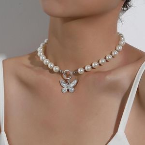 Choker Antique Retro Pearl Chain Necklace with OTボタンバタフライペンダントチャーム女性ギフトパーティー用品用銀色のネックジュエリー