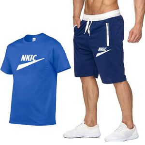 Nuova tuta da uomo T-shirt casual Pantaloncini Tuta da 2 pezzi Pantaloncini da spiaggia elastici Felpa con stampa tinta unita da uomo Sport