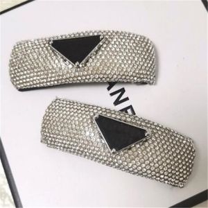Projektant mody Clips Letters Barrettes luksus lśniące diamentowe akrylowe klasyczne włosy Pins for Girls Women Party Biżuter