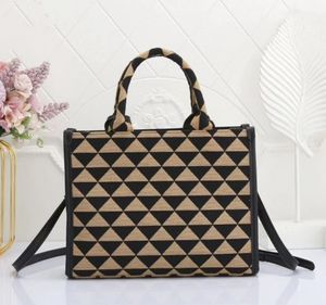 Lyxdesigner Klassisk triangeletikettväska Crossbody-väska Damaxelväska Bankett Shopping Bröllop Fritid Affärspaket senaste modellen 2023 Hot