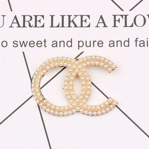 Marca clásica de lujo Desinger broche de perlas mujeres famosas diamantes de imitación letras dobles broches traje Pin joyería de moda accesorios de decoración de ropa