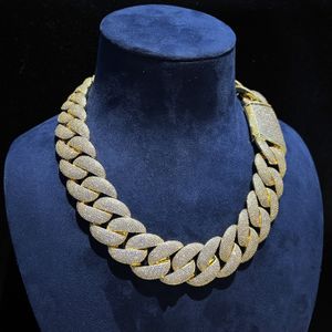 Det exklusiva anpassade mosamithalsbandet kan anpassas genom att testa 26mm 7-raders diamant Miami Cuban Chain 925 Sterling Silver Electropated 18-karat guldbas