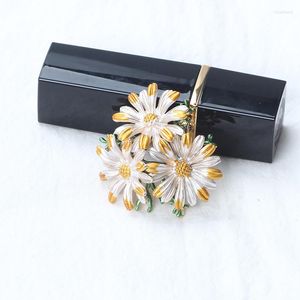 Broches três flores de margarida pinos de esmalte de moda de moda de moda buquês de casamentos de roupas de jóias para acessórios de jóias presentes