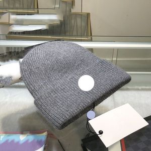 Monclair Designer Frankreich Totenkopf-Kappen, besticktes Abzeichen, Wollfaden-Mütze für Herren und Damen, warme und kältebeständige Mütze, vielseitiger Gehörschutz, gestrickte WintermützenN1