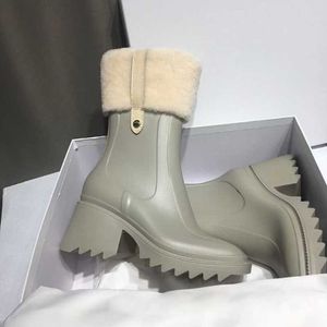 2021 Damen Stiefeletten PVC Betty Regenstiefel wasserdichte Gummistiefel mit Reißverschluss Damen Mädchen Quadratischer Kopf Schuhe Mode Kniehohe Stiefel Regenstiefel 327