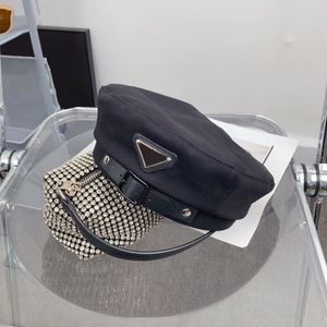 Tasarımcı Beret Kadın Mektubu Tuval Beraları Kemerlerle Lüks Şapka Üçgen Siyah Beret Kapağı Açık Mekan Sıcak Kış Rüzgar Geçirmez Tatil Bonnet Kapakları