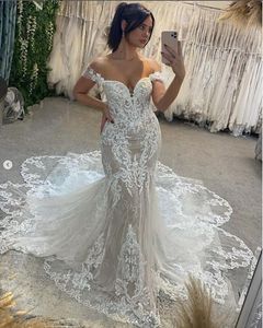 2023 Gorgeous Mermaid Wedding Dresses Bridal Gown Lace Applique Off the Shoulder Straps Ruffles Covered Buttons Custom Made Sweep Train Vestidos de novia Plus Size