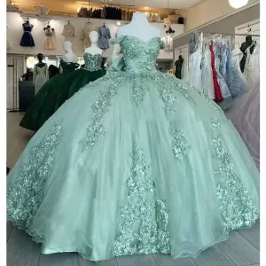 Dammiga gr￶na quinceanera kl￤nningar med 3D blommig applikation p￤rlor av axeln skr￤ddarsydd svept￥g tiered tyll s￶t 15 16 prinsessan t￤vling boll kl￤nning vestidos