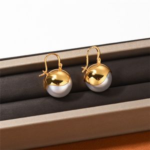 Nowy styl stadninowy Big Pearl Ear Button Kolczyki Kobiet Nisza Projekt Osobowość Moda Temperament Wszechpretny Akcesoria biżuterii