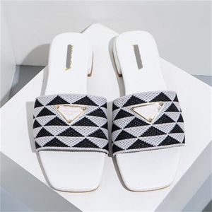 Designer de luxo feminino sandálias Triângulo Bordado chinelos de moda Moda Ladies Sandália Casual Casual Grid Slides Summer Beach Shoes