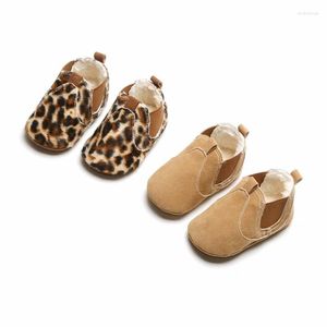 Primeiros caminhantes nascidos menino menina de couro de couro macio sapatos de berço tênis pré -leme de leopardo de leopardo criança quente criança para inverno