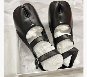 Casual skor avancerade varor 2022 Autumn New Split Toe Flat Shoes Mm6 Single Shoes Women Ballet Storlek 35-40