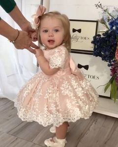 結婚式のための赤面ピンクの花の女の子のドレスジュエルネックスリーブレースアップリケ短い膝の長さの誕生日の子供の女の子ページェントガウンbow 403
