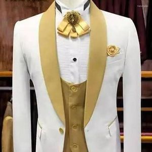 Erkek Takım Elbise Beyaz Ve Altın Düğün Abiye Sağdıç Şal Yaka Erkek Takım Elbise 3 ADET Kostüm Homme Ceket Yelek Pantolon