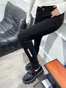 Kvinnors jeansdesigner New Fashion Letter Red Label Washed Trouser Feet Borsted Elastic mångsidiga denim Pants LJE5