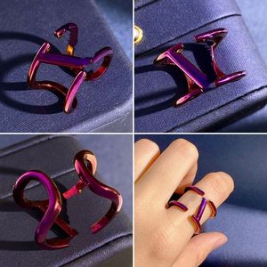 Anéis de casamento vermelho e americano Rose Rose Ring Bright Metal Metal exclusivo Hollo V-Letter Ring Jewelry Casal de joalheria de joalheria VLR1 --03 Presentes de joias