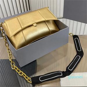 Borsa a tracolla con catena di design Borsetta a clessidra Borsa a tracolla con patta Lettera di moda Chiusura magnetica Tasca interna con cerniera