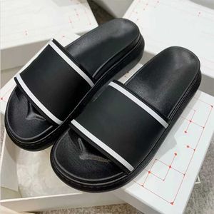 2022 MENS Slipper Platform Slide Overized Hybrid Signature Sandaler gummi botten Summer strandskor mode calssic casual toffles kvinnor flip flops med ruta 321