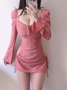 Swobodne sukienki koreańskie seksowne topy słodki europejski styl pusty o powierzchni kwadratowego kołnierza mini sukienka z długim rękawem niska cut bez pleców u144