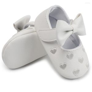 First Walkers Girls Baby Moccasins em forma de coração Pu Leather Mary Jane Bow fofo de 0 a 18 meses sapatos