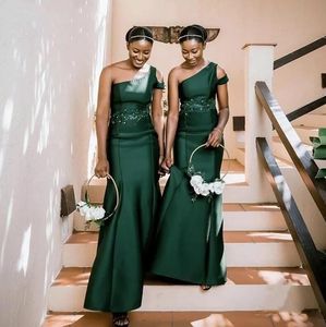 2023 Bridesmaid Dresses Dark Green Satin Spring One Shoulder Cap Sleeves Lace Appliques Countryside Garden Mermaid Formal Wedding Party Gowns Plus Size Custom