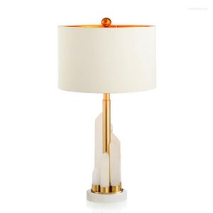 Bordslampor nordisk lampa post modern vit marmor lyx enkel guld metall pläterad skrivbord rum sovrummet design konst dekoration
