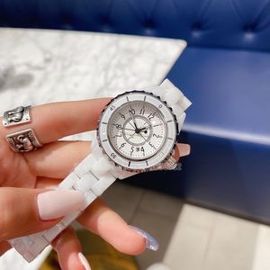 Utmärkt Lady Watch Girl Friend Gifts Quartz Watches 33mm Black Ceramic Black Dial Box Papers Women Fashion Phantom H6185 Factory Diamond Dial Ladies Watchs 38mm