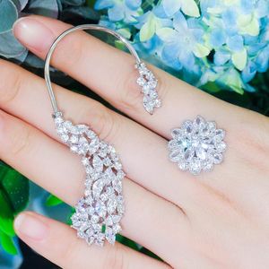 Stud￶rh￤ngen cwwzircons glittrande kubiska zirkoniumklusterblomma Big Long Asymmetrical Ear Hook Climber Women Punk smycken CZ732