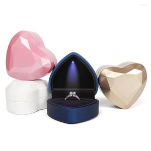 Mücevher Torbaları LED Işık Yüzük Kutusu Kalp Şeklinde Ekran Depolama Kılıfı Kadife Astar Hediye Kutuları Teklif için Düğün Partisi